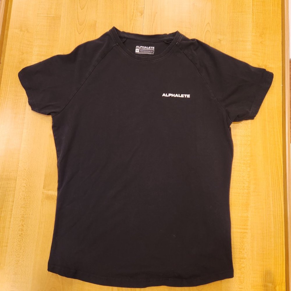 ALPHALETE PERFORMANCE FIT Black Graphic Short Sleeve Workout Tee (Size: Medium)